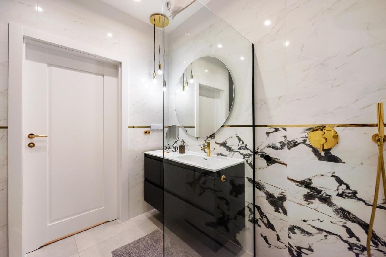 Wola Marble Apartment Varsavia Esterno foto