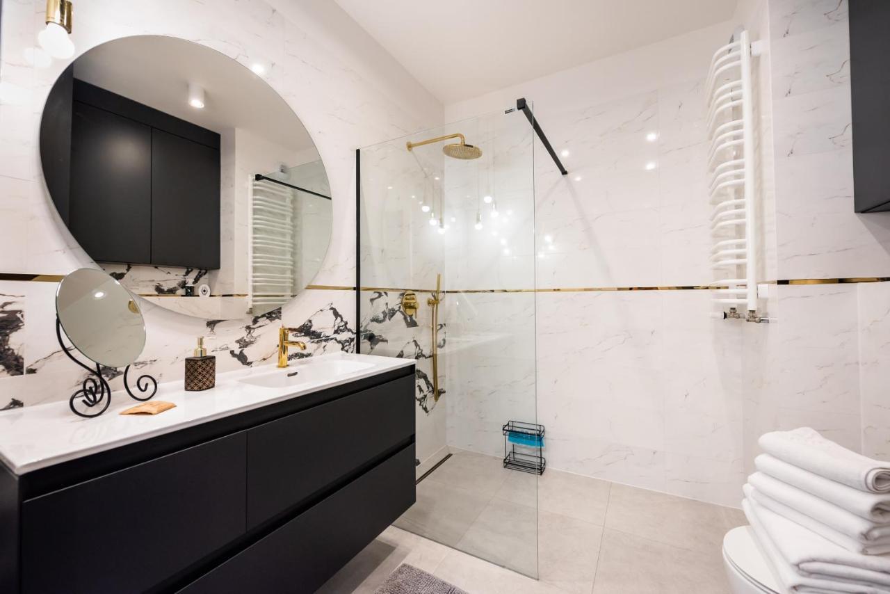 Wola Marble Apartment Varsavia Esterno foto