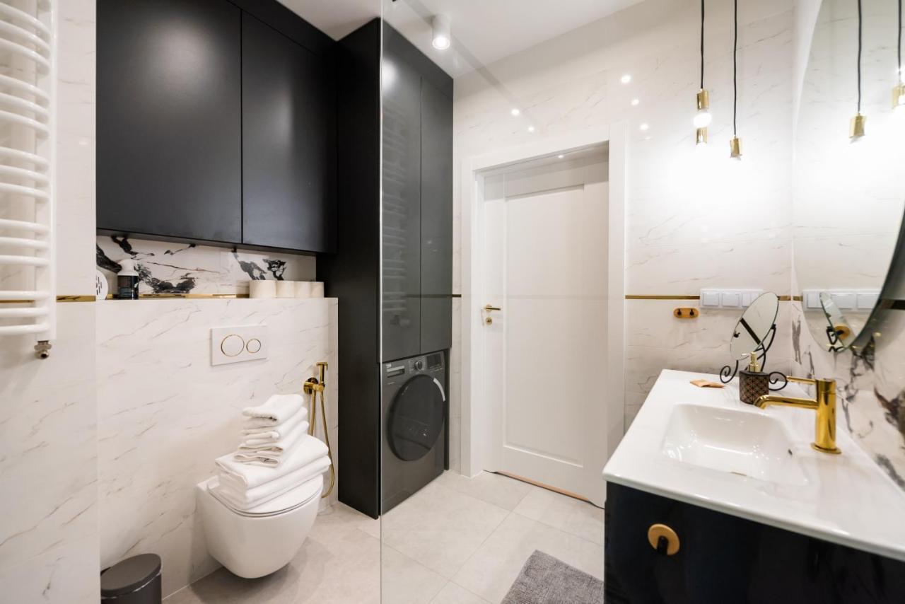 Wola Marble Apartment Varsavia Esterno foto